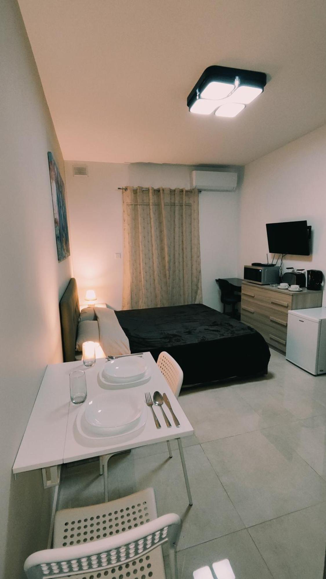 Fairwinds - Double Room With Ensuite - Luqa Airport - Self Check In & Out Available 외부 사진